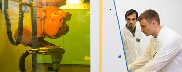 Аспиранты НИЯУ МИФИ выполняют настройку лазерной установки - 俄羅斯衛星通訊社