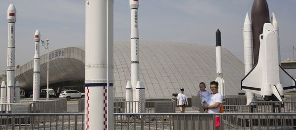 專家說,中國學者們的主要任務是學會操作量子系統,把人們所習慣的通信系統完全替換為從原則上來說無法被解密的量子通信系統。 專家說,中國學者們的主要任務是學會操作量子系統,把人們所習慣的通信系統完全替換為從原則上來說無法被解密的量子通信系統。 - 俄羅斯衛星通訊社