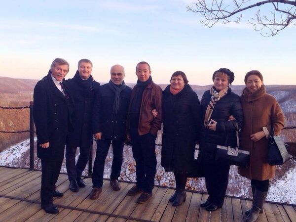 牟克與俄羅斯畫家戶外寫生 - 俄羅斯衛星通訊社