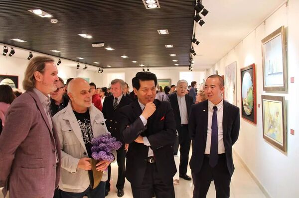 牟克与驻俄大使共同欣赏自己的油画 - 俄罗斯卫星通讯社