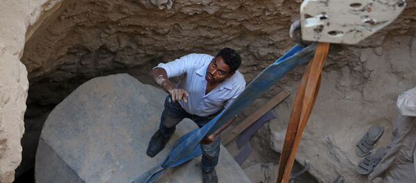 埃及考古人员在北部海岸亚历山大港进行发掘期间在巨型黑色石棺中发现的木乃伊 - 俄罗斯卫星通讯社