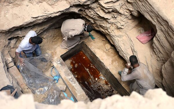 埃及考古人員在北部海岸亞歷山大港進行發掘期間在巨型黑色石棺中發現的木乃伊 - 俄羅斯衛星通訊社