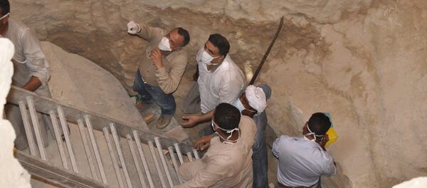 Мумии, найденные в черном гранитном саркофаге при раскопках в Александрии на северном побережье Египта - 俄罗斯卫星通讯社