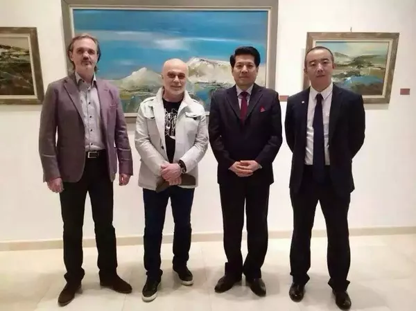 駐俄中國大使館主辦的“中俄畫家聯展”上牟克與駐俄大使合影 駐俄中國大使館主辦的“中俄畫家聯展”上牟克與駐俄大使合影 - 俄羅斯衛星通訊社