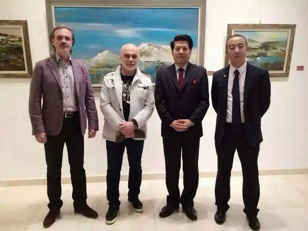 駐俄中國大使館主辦的“中俄畫家聯展”上牟克與駐俄大使合影 - 俄羅斯衛星通訊社