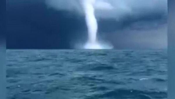 俄罗斯渔民拍下了黑海滨城格连吉克海岸附近的两次龙卷风 - 俄罗斯卫星通讯社