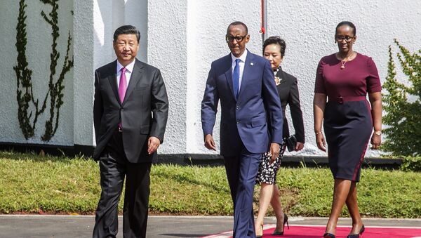 Rwandan President Paul Kagame, right, and Chinese President Xi Jinping, followed by their wives Jannette Kagame and Peng Liyuan arrive at Rwanda's State House - 俄罗斯卫星通讯社
