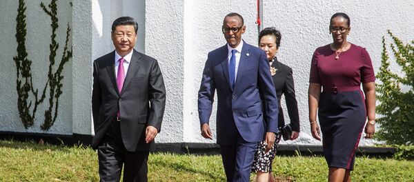 Rwandan President Paul Kagame, right, and Chinese President Xi Jinping, followed by their wives Jannette Kagame and Peng Liyuan arrive at Rwanda's State House - 俄羅斯衛星通訊社
