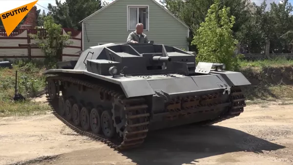 俄羅斯男子復原德國戰車STUG III - 俄羅斯衛星通訊社