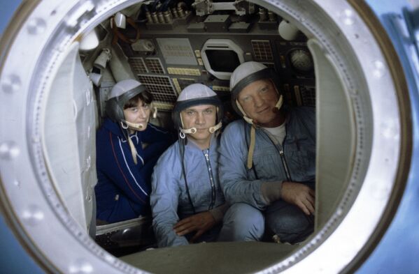 宇航员斯维特兰娜∙萨维茨卡娅，弗拉基米尔∙贾尼别科夫和伊戈尔∙沃尔科夫在“联盟”号训练模型中。 - 俄罗斯卫星通讯社