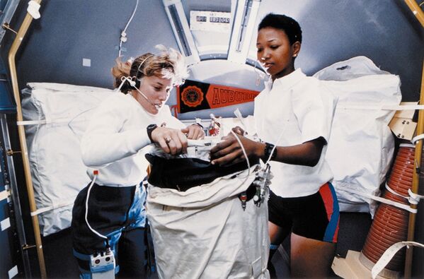 宇航員南希∙戴維斯和梅∙吉米森在“奮進號”宇宙飛船上。 - 俄羅斯衛星通訊社