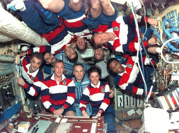 俄羅斯和平空間站和美國“奮進號”宇宙飛船上的機組成員，其中有女宇航員邦尼∙鄧巴，在集體照上在對接器後面。 - 俄羅斯衛星通訊社