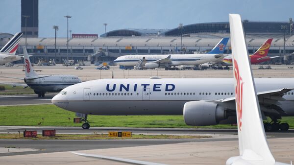 A United Airlines Boeing 777 aircraft waits to take off at Beijing airport - 俄羅斯衛星通訊社