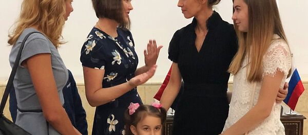 Первая леди Сирии Асма Асад во время встречи с семьями погибших в САР офицеров России - 俄罗斯卫星通讯社