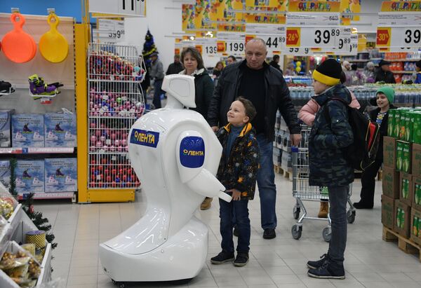 俄产机器人在商场与购物者交流 - 俄罗斯卫星通讯社