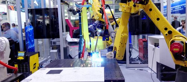 機器人正在完成精准焊接工作 - 俄羅斯衛星通訊社