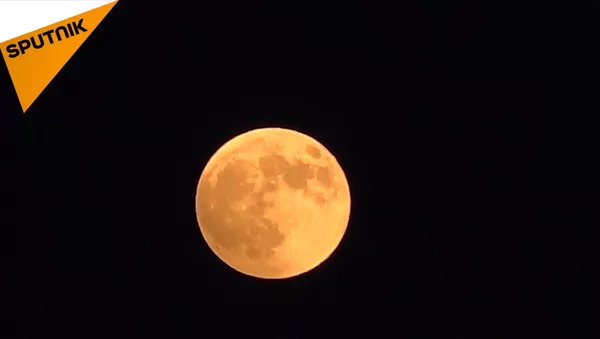 “血月”現身希臘古神廟上空 - 俄羅斯衛星通訊社