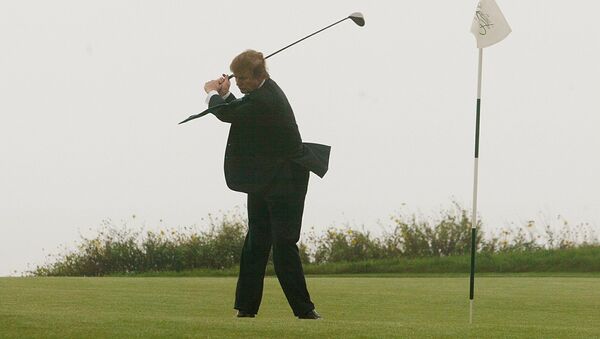 Бизнесмен Дональд Трамп играет в гольф в своем недавно приобретенном клубе Ocean Trails Golf Club в Калифорнии - 俄罗斯卫星通讯社