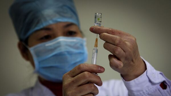 A health worker prepares a dose of vaccine - 俄罗斯卫星通讯社