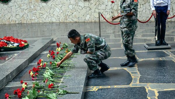 Китайские военные возложили цветы к мемориалу Сталинградской битвы - 俄罗斯卫星通讯社