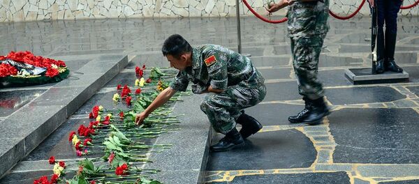 Китайские военные возложили цветы к мемориалу Сталинградской битвы - 俄罗斯卫星通讯社