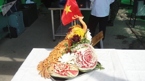 越南军事厨师做出胡萝卜和西瓜雕刻 - 俄罗斯卫星通讯社