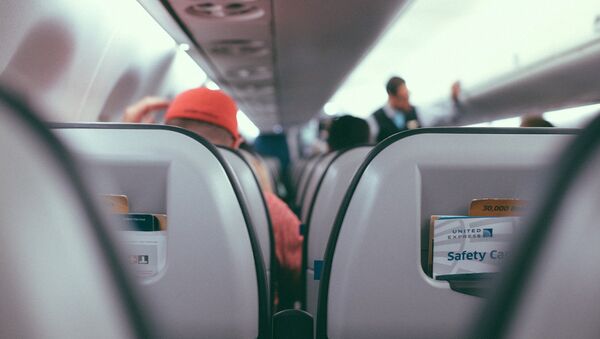 飞机乘客用遮光板晒袜子 遭网友抨击 - 俄罗斯卫星通讯社