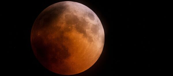 Луна во время затмения над горой Ай-Петри в Крыму - 俄罗斯卫星通讯社