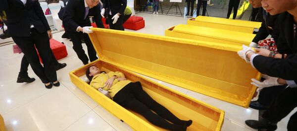 媒体:江西省政府为节约土地抢棺砸棺 禁止土葬 媒体:江西省政府为节约土地抢棺砸棺 禁止土葬 - 俄罗斯卫星通讯社