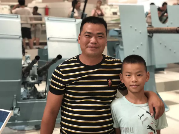 一個7歲的小學生說:我最喜歡的是飛機。因為我覺得戰場中最好的是飛機。(戰場中)一般使用的大炮啊之類的要推過去再打,可是飛機是直接開動在天上打,這樣子可以不讓敵人發現。軍事方面的知識第一個可以讓我們知道這些東西是幹甚麼用的,第二個可以讓我們知道(如果)到打仗的時候,飛機那些應該怎樣打才能獲得勝利。我今天知道了許多飛機、坦克它們的名字,它們是由哪些國家造的,有加拿大、日本、還有我們國家造的。 一個7歲的小學生說:我最喜歡的是飛機。因為我覺得戰場中最好的是飛機。(戰場中)一般使用的大炮啊之類的要推過去再打,可是飛機是直接開動在天上打,這樣子可以不讓敵人發現。軍事方面的知識第一個可以讓我們知道這些東西是幹甚麼用的,第二個可以讓我們知道(如果)到打仗的時候,飛機那些應該怎樣打才能獲得勝利。我今天知道了許多飛機、坦克它們的名字,它們是由哪些國家造的,有加拿大、日本、還有我們國家造的。 - 俄羅斯衛星通訊社