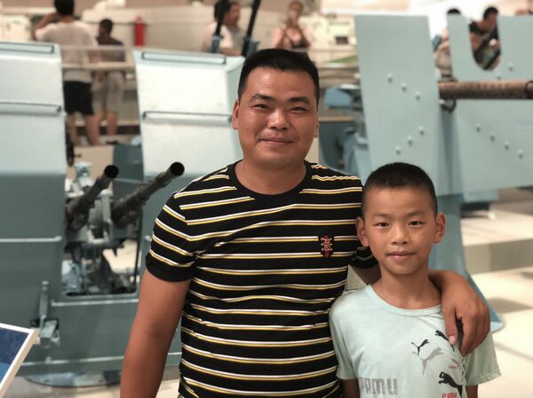 一个7岁的小学生说:我最喜欢的是飞机。因为我觉得战场中最好的是飞机。(战场中)一般使用的大炮啊之类的要推过去再打,可是飞机是直接开动在天上打,这样子可以不让敌人发现。军事方面的知识第一个可以让我们知道这些东西是干什么用的,第二个可以让我们知道(如果)到打仗的时候,飞机那些应该怎样打才能获得胜利。我今天知道了许多飞机、坦克它们的名字,它们是由哪些国家造的,有加拿大、日本、还有我们国家造的。 一个7岁的小学生说:我最喜欢的是飞机。因为我觉得战场中最好的是飞机。(战场中)一般使用的大炮啊之类的要推过去再打,可是飞机是直接开动在天上打,这样子可以不让敌人发现。军事方面的知识第一个可以让我们知道这些东西是干什么用的,第二个可以让我们知道(如果)到打仗的时候,飞机那些应该怎样打才能获得胜利。我今天知道了许多飞机、坦克它们的名字,它们是由哪些国家造的,有加拿大、日本、还有我们国家造的。 - 俄罗斯卫星通讯社