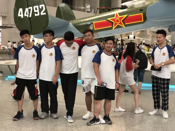 参观展品从一架二战时期的苏联产图-2双引擎轰炸机开始。顺便说一下,这架轰炸机在1982年前一直在中国服役。 参观展品从一架二战时期的苏联产图-2双引擎轰炸机开始。顺便说一下,这架轰炸机在1982年前一直在中国服役。 - 俄罗斯卫星通讯社