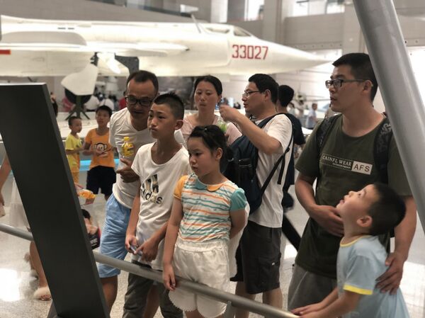 在全国范围内举办的军事题材主题游和儿童夏令营都旨在提升年轻一代对军事题材的兴趣。按照中国媒体的资料,仅7月一个月,军事题材主题游和儿童夏令营的造访人数就同比增加30%。 在全国范围内举办的军事题材主题游和儿童夏令营都旨在提升年轻一代对军事题材的兴趣。按照中国媒体的资料,仅7月一个月,军事题材主题游和儿童夏令营的造访人数就同比增加30%。 - 俄罗斯卫星通讯社