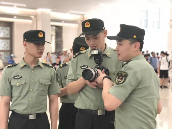 今天中國努力躋身於軍事實力最強大的國家之列,這種主張在很大程度上在年輕人中也得到推廣。 今天中國努力躋身於軍事實力最強大的國家之列,這種主張在很大程度上在年輕人中也得到推廣。 - 俄羅斯衛星通訊社