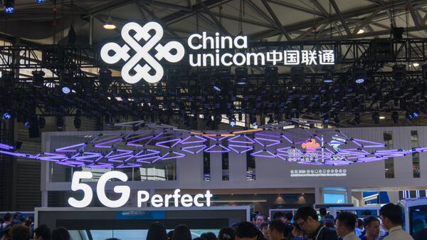 People visit a China Unicom stand displaying 5G technology during the Mobile World Conference in Shanghai - 俄罗斯卫星通讯社