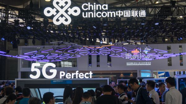 People visit a China Unicom stand displaying 5G technology during the Mobile World Conference in Shanghai  - 俄罗斯卫星通讯社