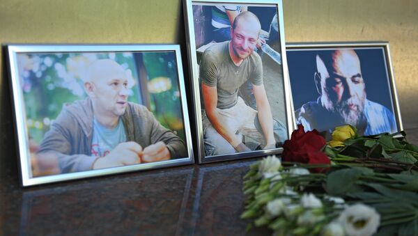 Цветы у Дома журналиста в память о троих убитых в Центральноафриканской Республике журналистах - 俄罗斯卫星通讯社