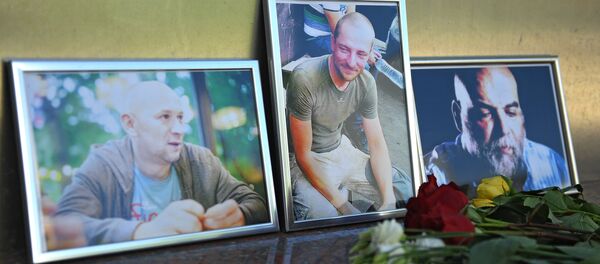 Цветы у Дома журналиста в память о троих убитых в Центральноафриканской Республике журналистах - 俄罗斯卫星通讯社