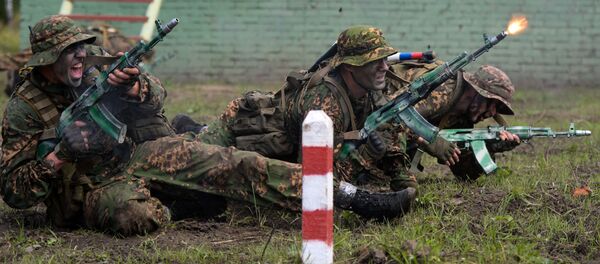 Военнослужащие вооруженных сил России во время прохождения этапа Тропа разведчика на конкурсе Отличники войсковой разведки в рамках Международных армейских игр в Новосибирской области Военнослужащие вооруженных сил России во время прохождения этапа Тропа разведчика на конкурсе Отличники войсковой разведки в рамках Международных армейских игр в Новосибирской области - 俄罗斯卫星通讯社