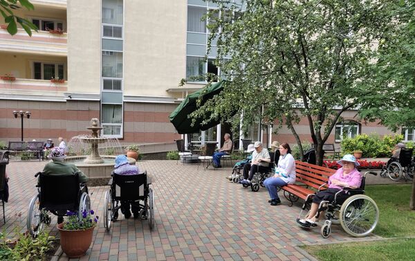莫斯科第三十一老职工养老院，散步。 - 俄罗斯卫星通讯社