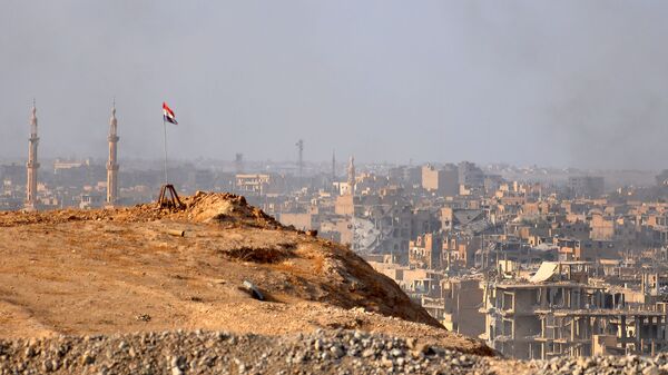 Сирийский флаг на фоне города Дейр-эз-Зор - 俄羅斯衛星通訊社