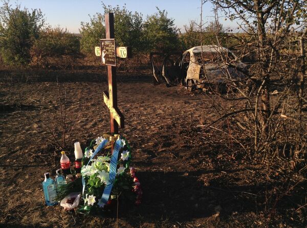 在找到車的地方,竪起了十字架,上面寫著犧牲的記者的名字。 在找到車的地方,竪起了十字架,上面寫著犧牲的記者的名字。 - 俄羅斯衛星通訊社