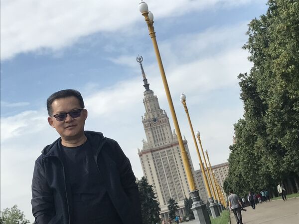 来自山东的双胞胎门同学和陈同学也一起来到俄罗斯旅游,他们说:来到莫斯科,去了红场、克里姆林宫、莫斯科大学,以及这个军事博物馆,还有好多好多大教堂,感觉很壮观,建筑风格跟国内完全不一样,还有宗教信仰,人们非常虔诚。 来自山东的双胞胎门同学和陈同学也一起来到俄罗斯旅游,他们说:来到莫斯科,去了红场、克里姆林宫、莫斯科大学,以及这个军事博物馆,还有好多好多大教堂,感觉很壮观,建筑风格跟国内完全不一样,还有宗教信仰,人们非常虔诚。 - 俄罗斯卫星通讯社