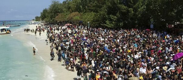印尼地震后特拉旺岸岛大批游客等待撤离 - 俄罗斯卫星通讯社