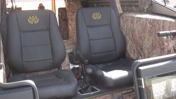 捨爾普越野車是一種小型四輪汽車,它低調地泊在大噸位坦克、自行榴彈炮和步兵戰車的陰影中。車上沒有大型裝甲防護裝置,也沒有強大的發動機,更是完全缺乏武器裝備。 捨爾普越野車是一種小型四輪汽車,它低調地泊在大噸位坦克、自行榴彈炮和步兵戰車的陰影中。車上沒有大型裝甲防護裝置,也沒有強大的發動機,更是完全缺乏武器裝備。 - 俄羅斯衛星通訊社