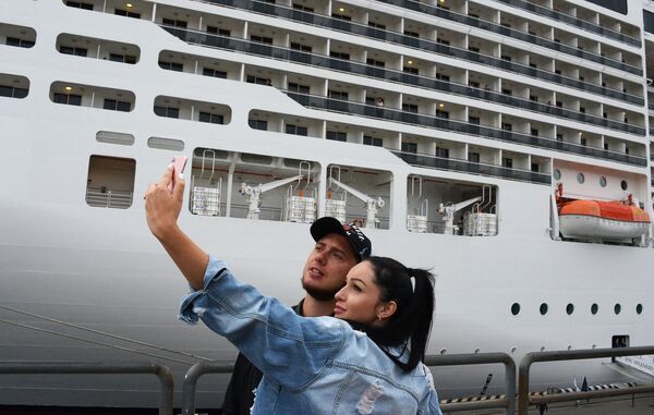 人們以停靠在符拉迪沃斯托克海運碼頭的地中海輝煌號郵輪為背景拍照留念。 - 俄羅斯衛星通訊社