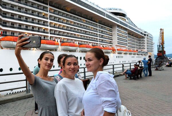 女孩們以停靠在符拉迪沃斯托克海運碼頭的地中海輝煌號郵輪為背景自拍。 - 俄羅斯衛星通訊社