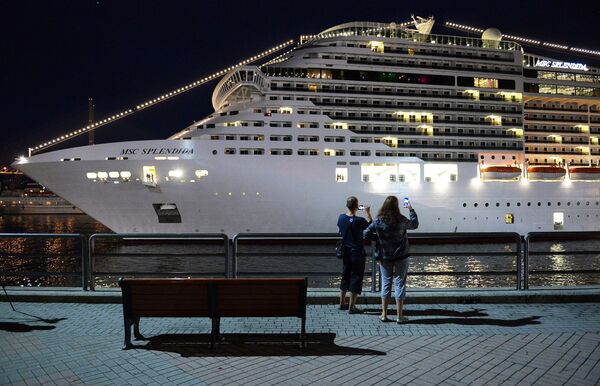 人们拍停靠在符拉迪沃斯托克海运码头的地中海辉煌号邮轮。 - 俄罗斯卫星通讯社