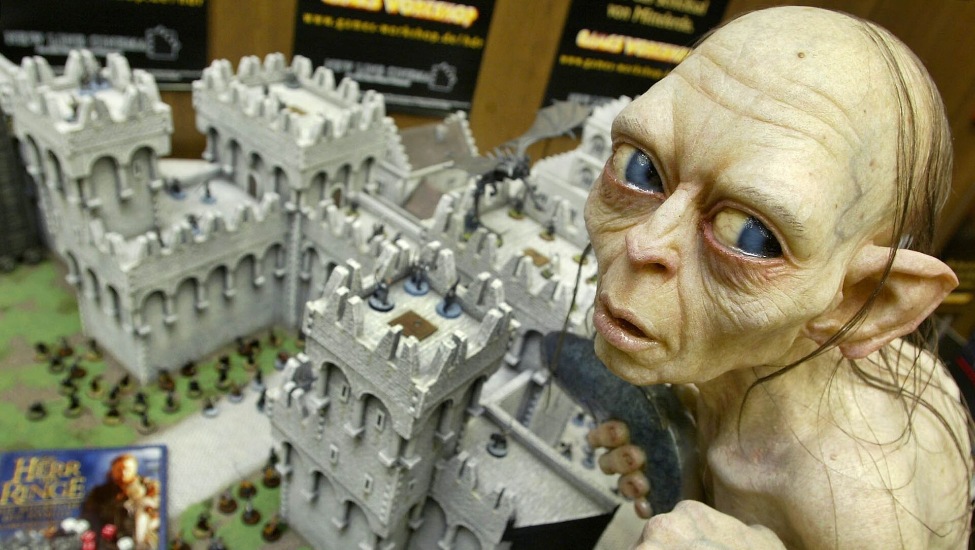 Gollum, a character from the Lord of the Rings tale, sits above a model of the town Minas Tirith - 俄罗斯卫星通讯社, 1920, 25.03.2021