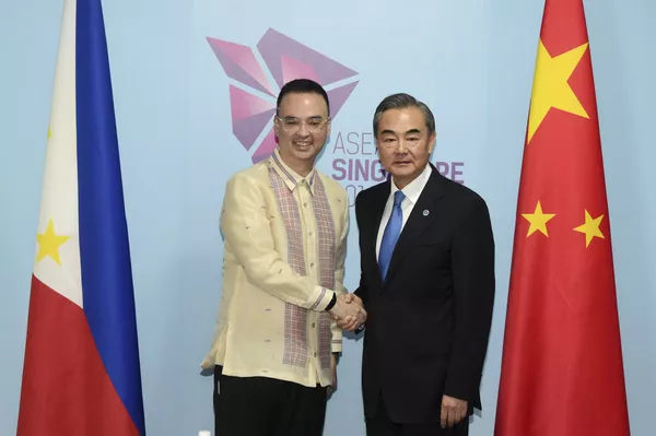 卡耶塔諾自己也對舉行中國-東盟聯合軍演表示支持。在剛剛過去的週末中國外長王毅在新加坡東盟與對話夥伴部長級會議期間透露,將在今年秋季舉行中國-東盟聯合軍演。 卡耶塔諾自己也對舉行中國-東盟聯合軍演表示支持。在剛剛過去的週末中國外長王毅在新加坡東盟與對話夥伴部長級會議期間透露,將在今年秋季舉行中國-東盟聯合軍演。 - 俄羅斯衛星通訊社